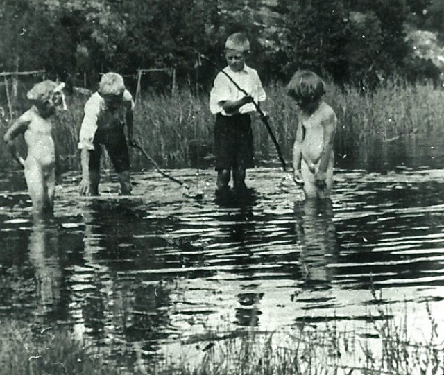 Historik bild med barn som leker, Björnö.