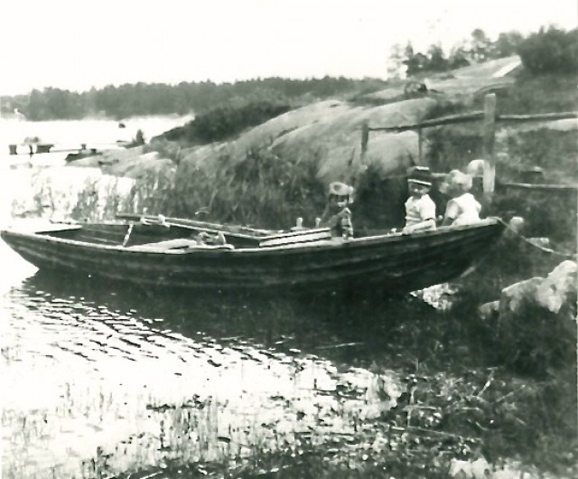 Historik bild med barn i båt. Björnö.